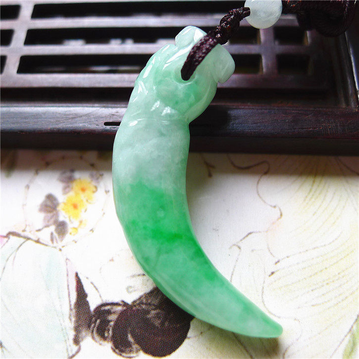 正品天然翡翠A货老坑种翡翠 精美龙牙吊坠 配鉴定证书