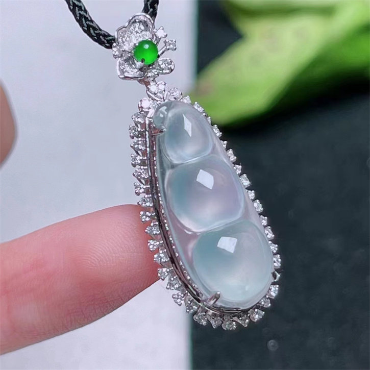 精美四季豆18K金A货天然翡翠吊坠
