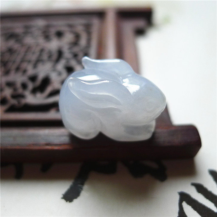 缅甸天然翡翠A货老坑种 精雕小玉兔吊坠 配证书