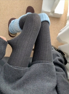 秋冬灰色裤袜搭奶蓝袜套真的很好看！高级感满满~好老钱好复古！