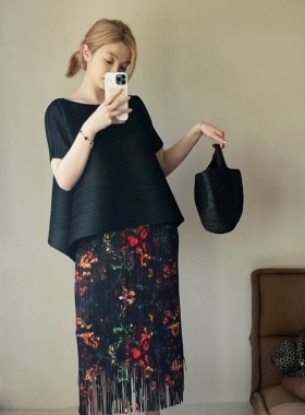TVTV 赶个中古风～褶皱流苏碎花朵黑色半裙廓形不规则短袖