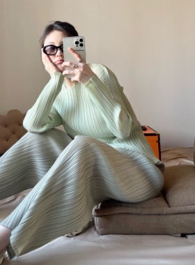 TVTV 奶绿组合～褶皱宽松鼠尾草绿牛油果绿长袖上衣直筒长裤