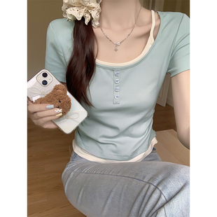 蓝皮柚服饰撞色纽扣t恤女夏季时尚新款甜辣正肩显瘦假两件上衣