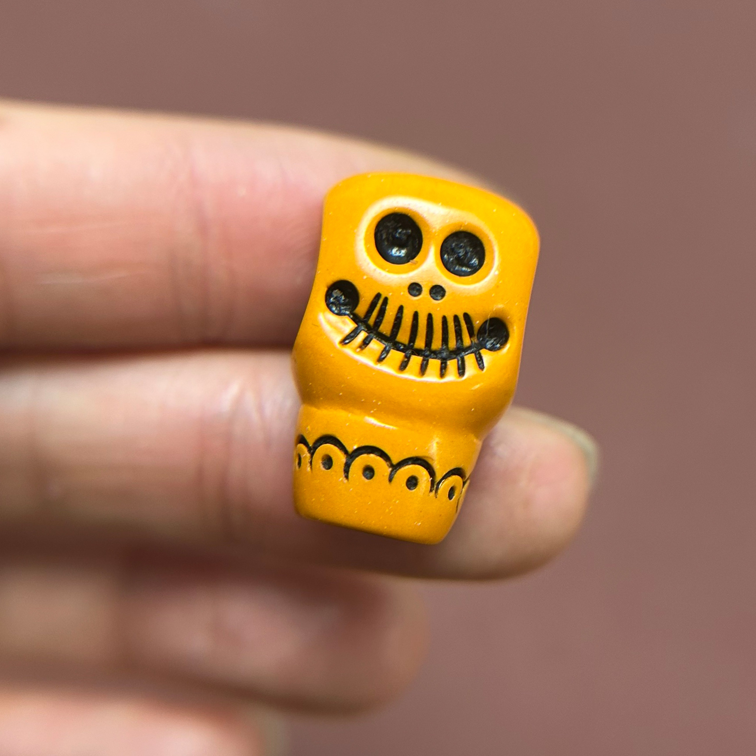 14mm橘黄色料器手工雕刻三通阿呆尸陀林大孔道文玩配饰西藏传diy