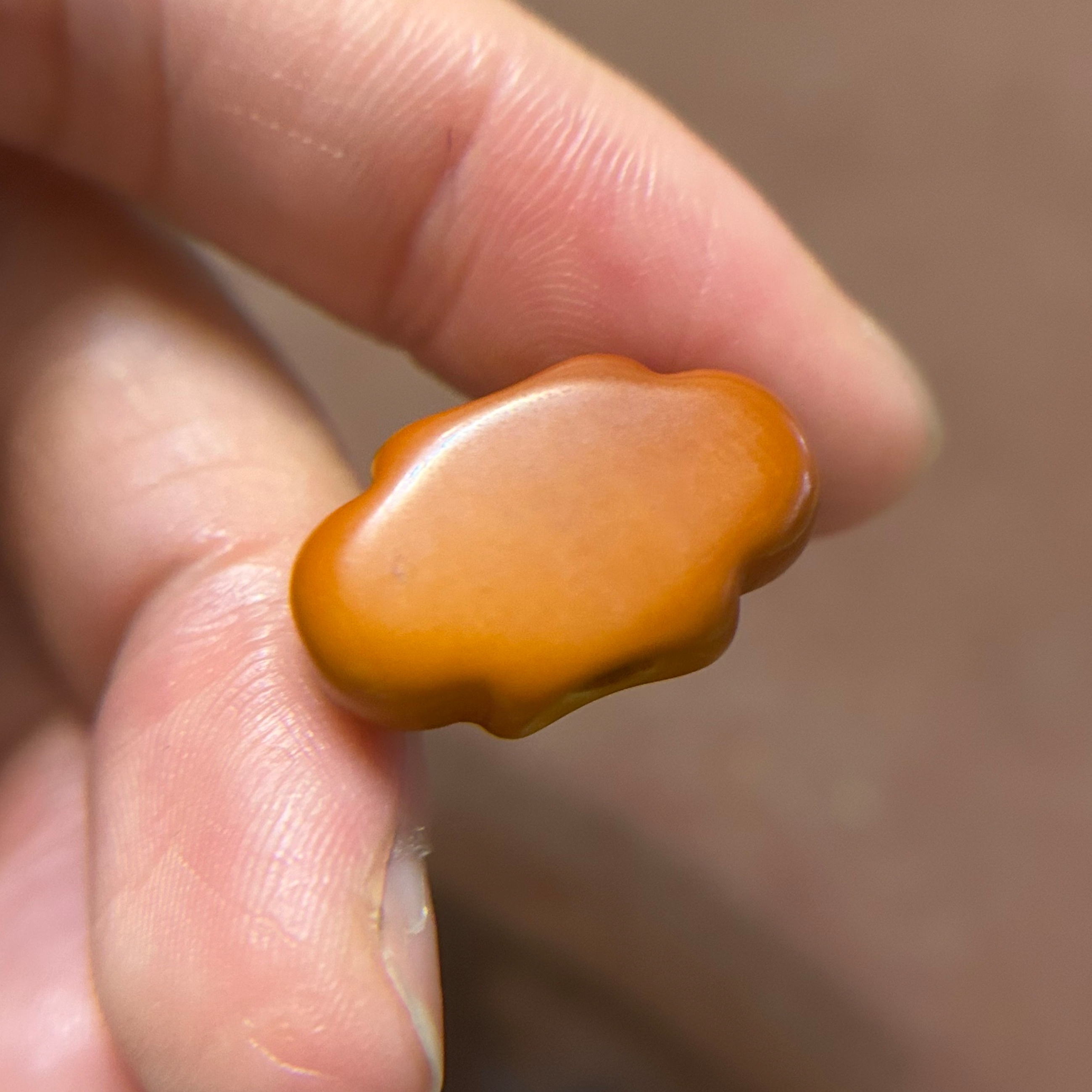 西藏传黄色料器背云油润包浆文玩配饰大孔道侧挂卡子橘黄色老黄料