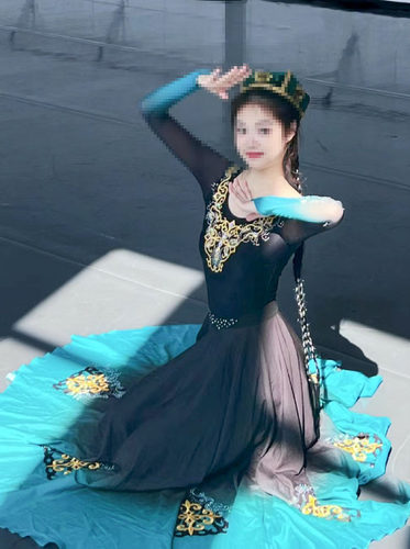 新疆舞蹈演出服剧目练习
