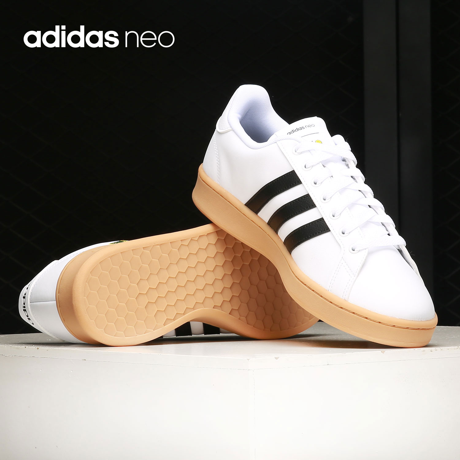 阿迪达斯男女低帮系带运动休闲鞋