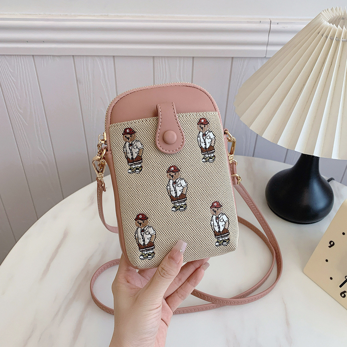手机包女斜挎2026春夏新款撞色迷你轻便小挎包小熊帆布刺绣手机包
