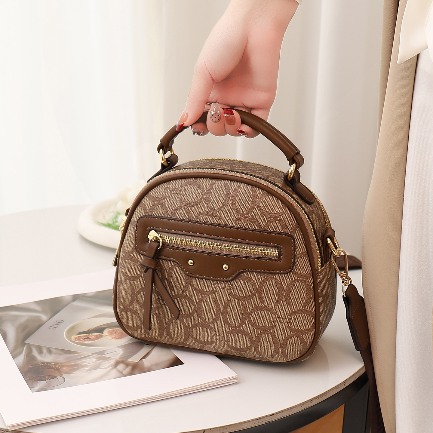 手提包女2026新款高颜值上班通勤斜挎小圆包时尚百搭高级感单肩包