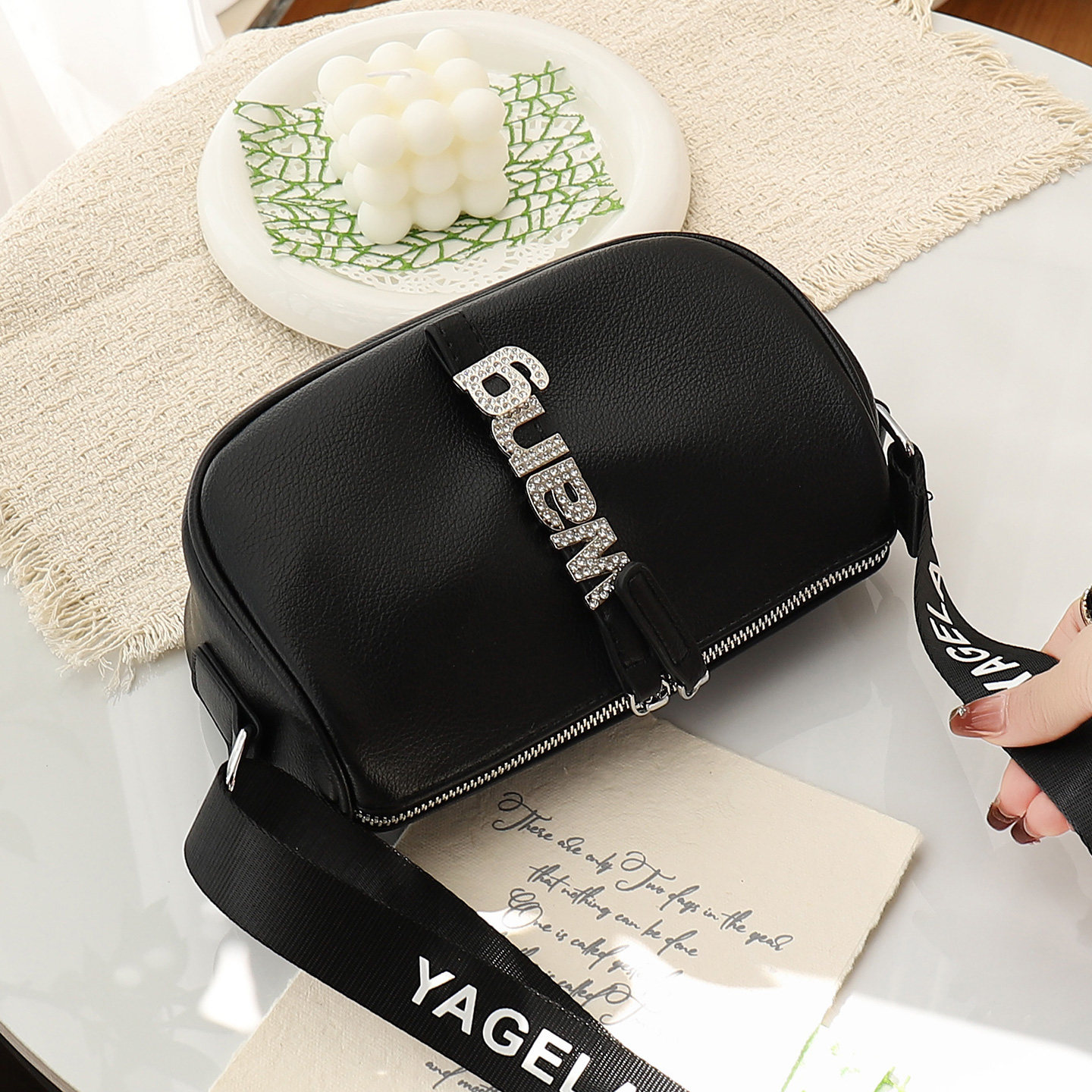 包包女款2026春夏新款简约休闲斜挎包宽肩带软皮轻便通个气单肩包