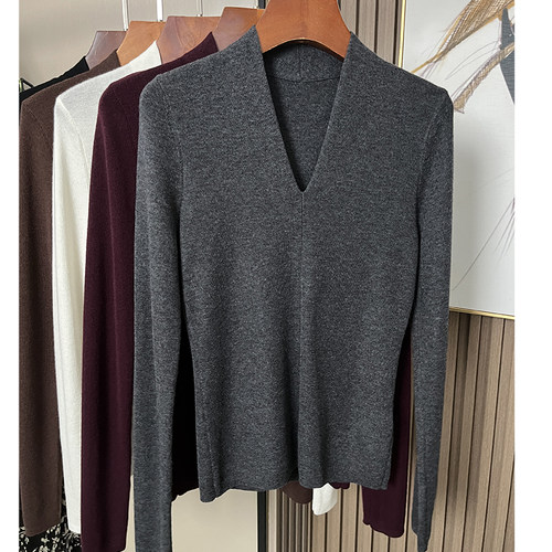 软糯极简深V领羊毛针织衫