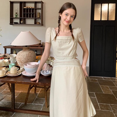 果核宇宙法式方领镂空收腰连衣裙