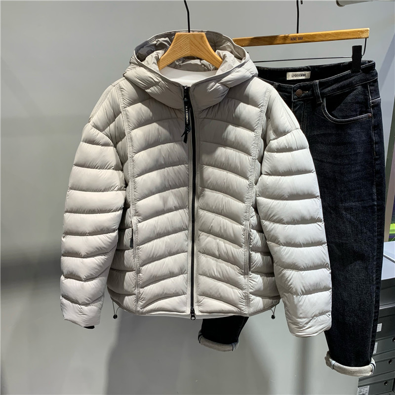 简约纯色轻薄辑形连帽羽绒服