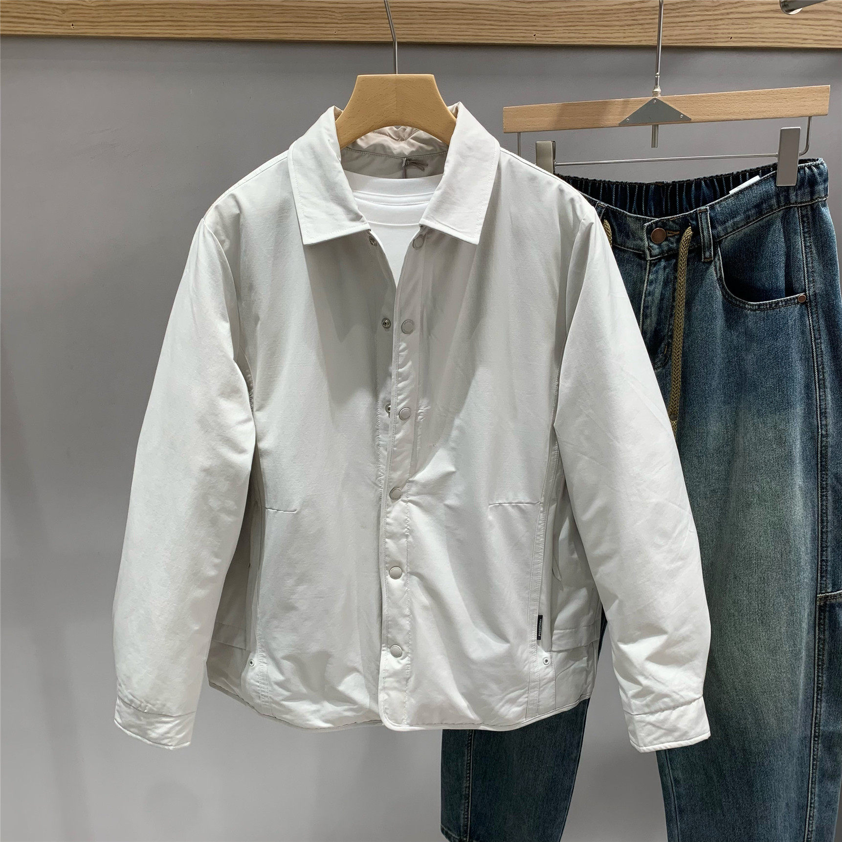 极简翻领轻便衬衫款羽绒服男