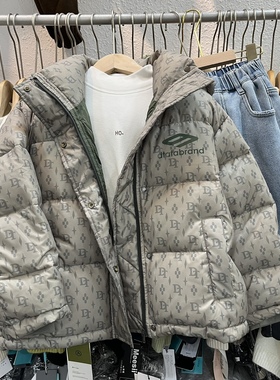 冬款童装男童女童淡绿色满印字母连帽短款羽绒服潮版大童羽绒服