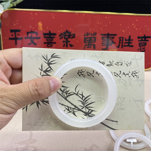 天山翠白月光手镯石英岩质玉送礼