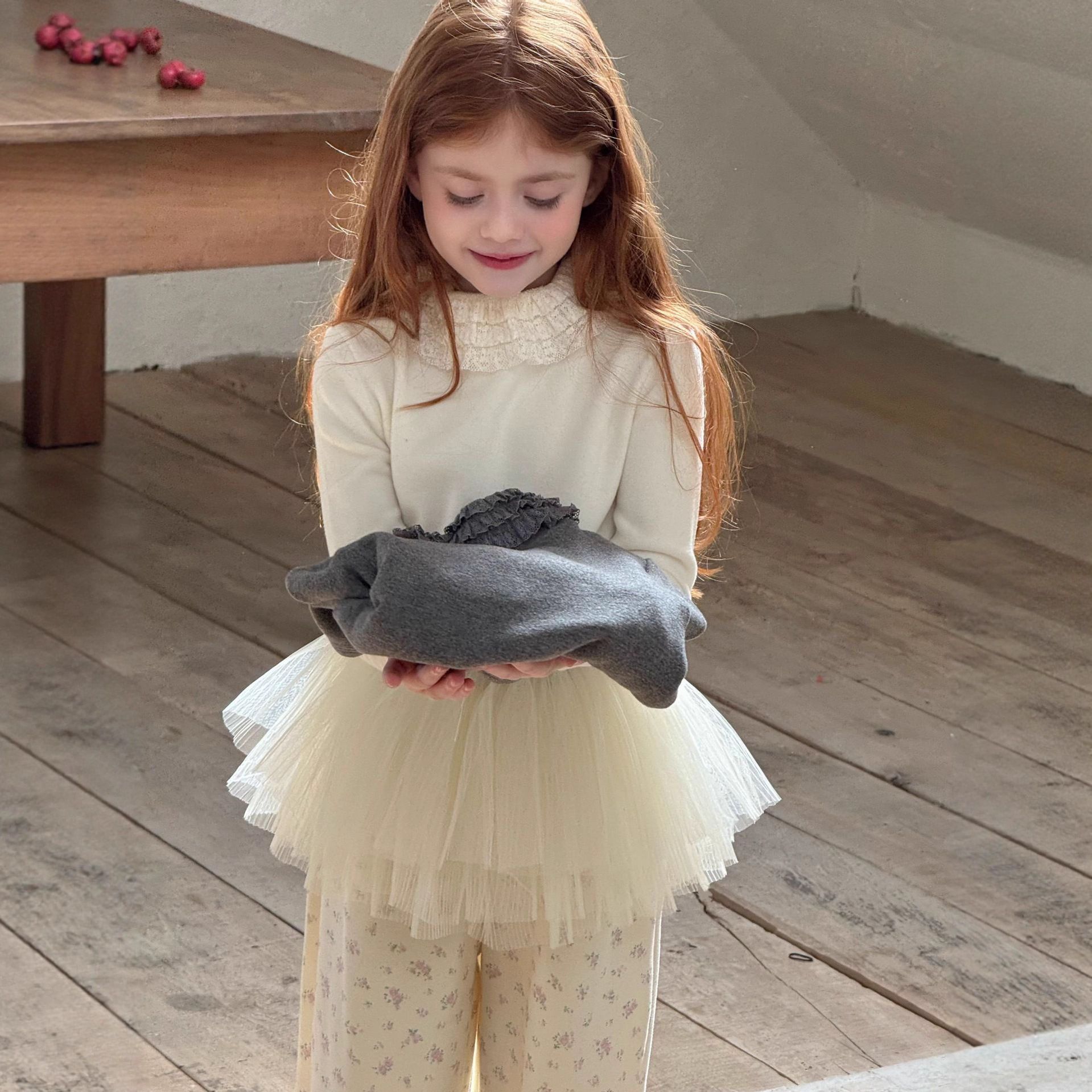 2025冬季新款儿童加厚柔软舒适打底衫女童莱赛尔羊毛带标花边上衣