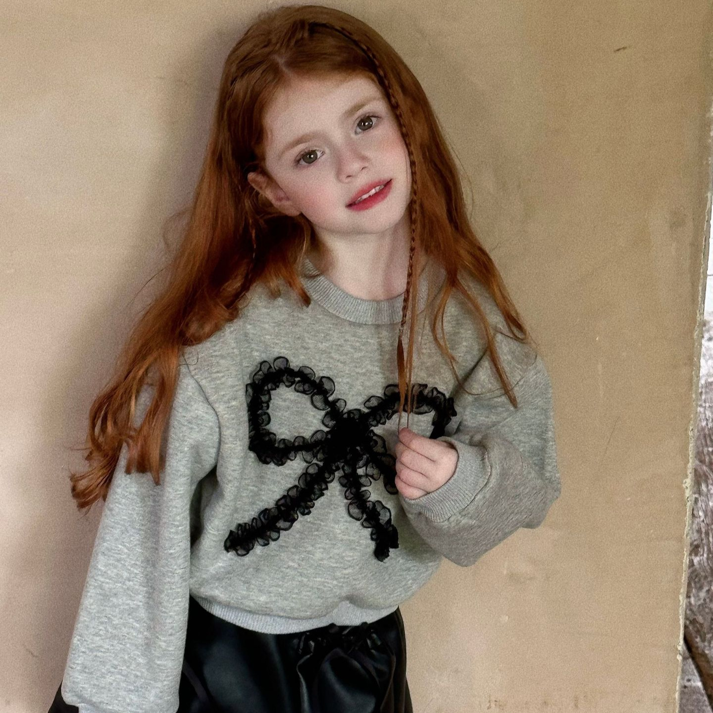 2024秋冬新款童装女童黑色加绒蝴蝶结卫衣洋气麻灰加绒蝴蝶结卫衣