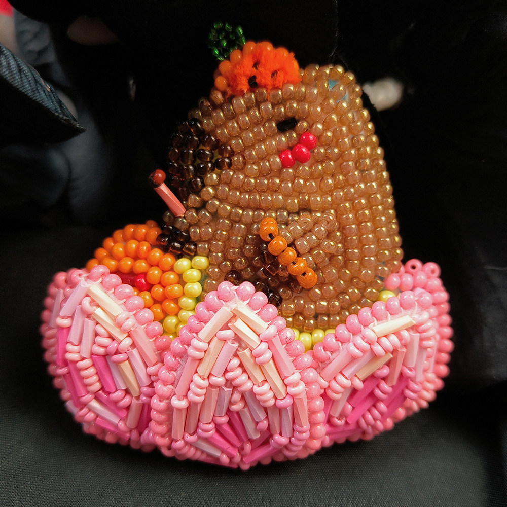 Hits手作 卡皮巴拉顶橘子可爱胸针趣味设计师款小礼物