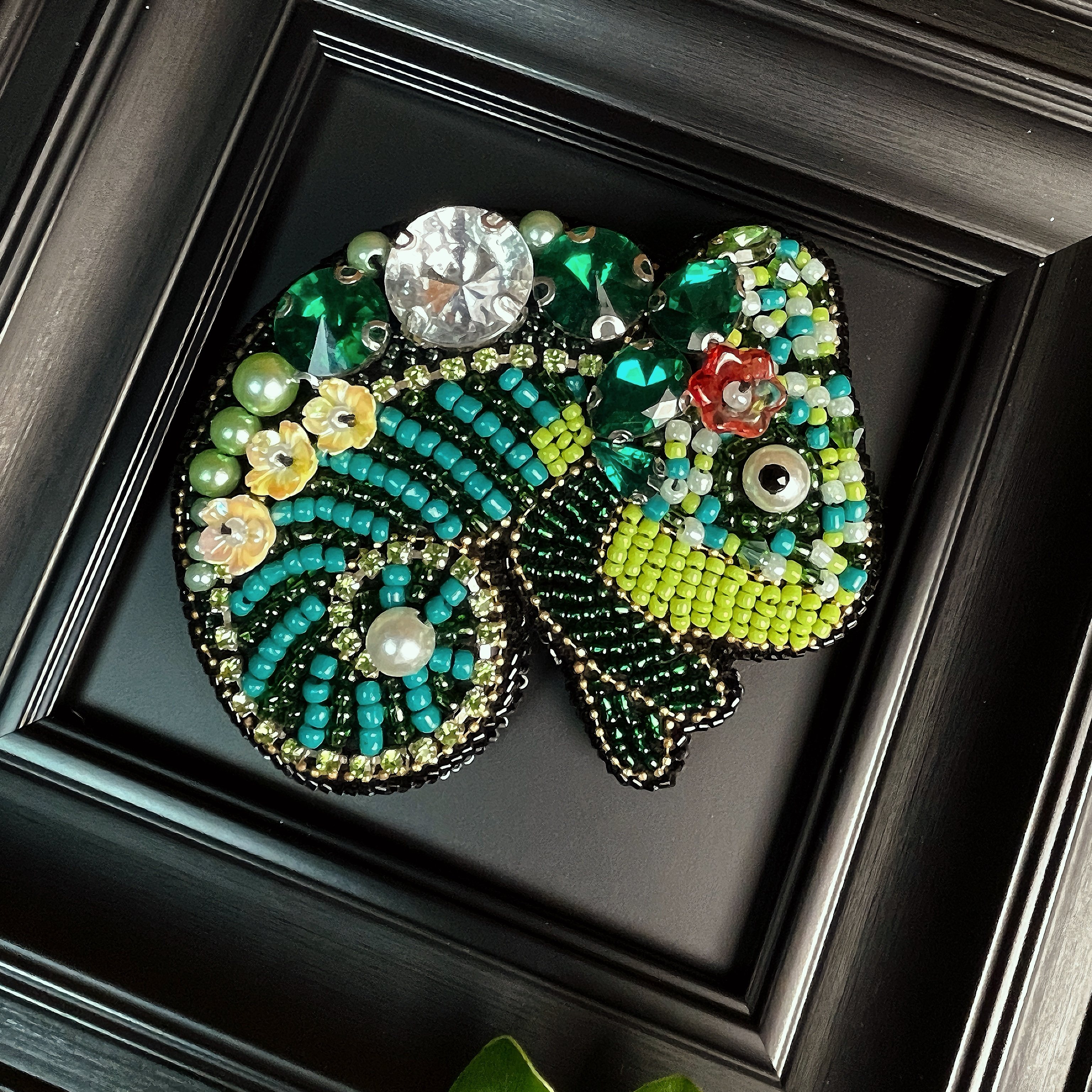 手作绿色变色龙珠绣胸针