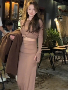 洋气小个子显瘦套装设计感心机短款上衣洋气褶皱包臀半身裙两件套