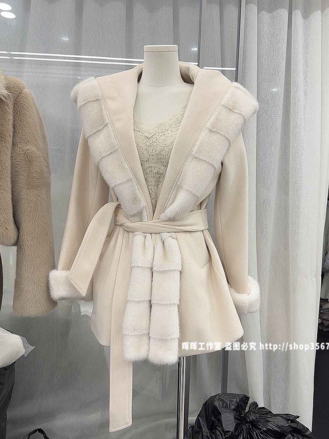 2025新款女装韩版修身显瘦百搭仿真狐狸毛收腰绑带显瘦连帽外套女
