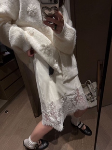 蕾丝拼接丝绒半身裙女2026早秋新款复古高腰显瘦A字中裙百搭裙子