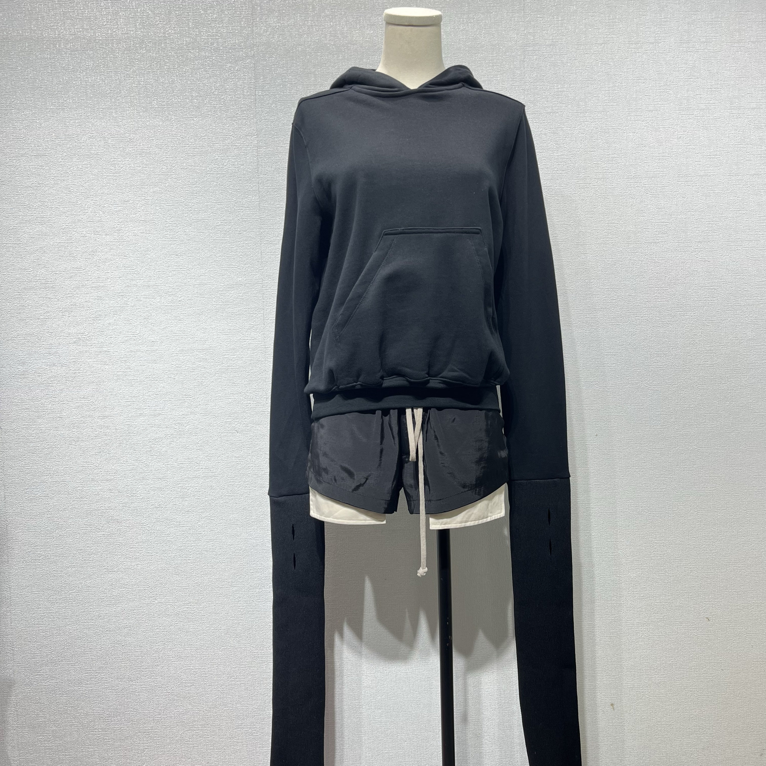 春季暗黑R风格嘻哈女士连帽背后抽绳罗纹弹力超长袖子短款卫衣