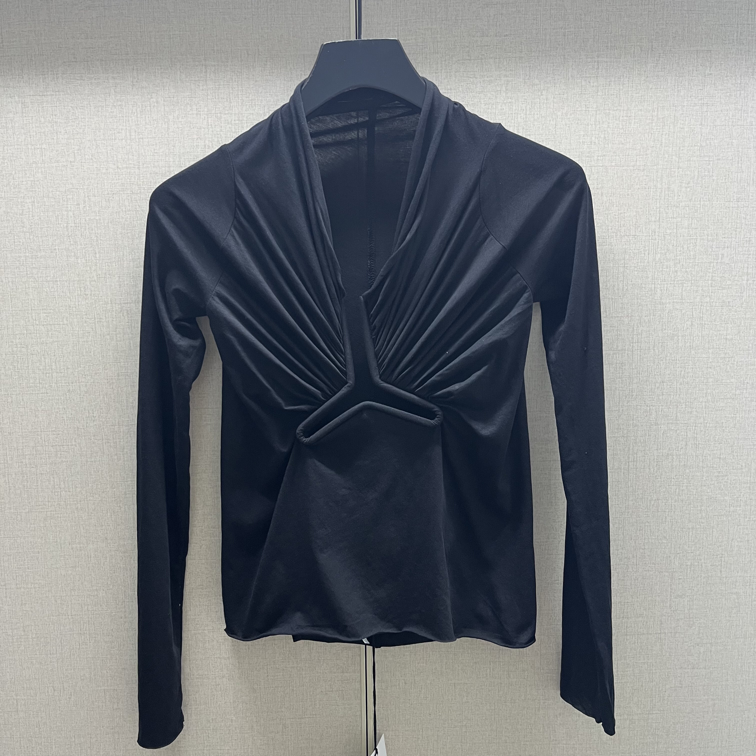 2825秋季欧美R风O暗黑女士胸口镂空皱褶支架性感露胸贴身长袖T恤