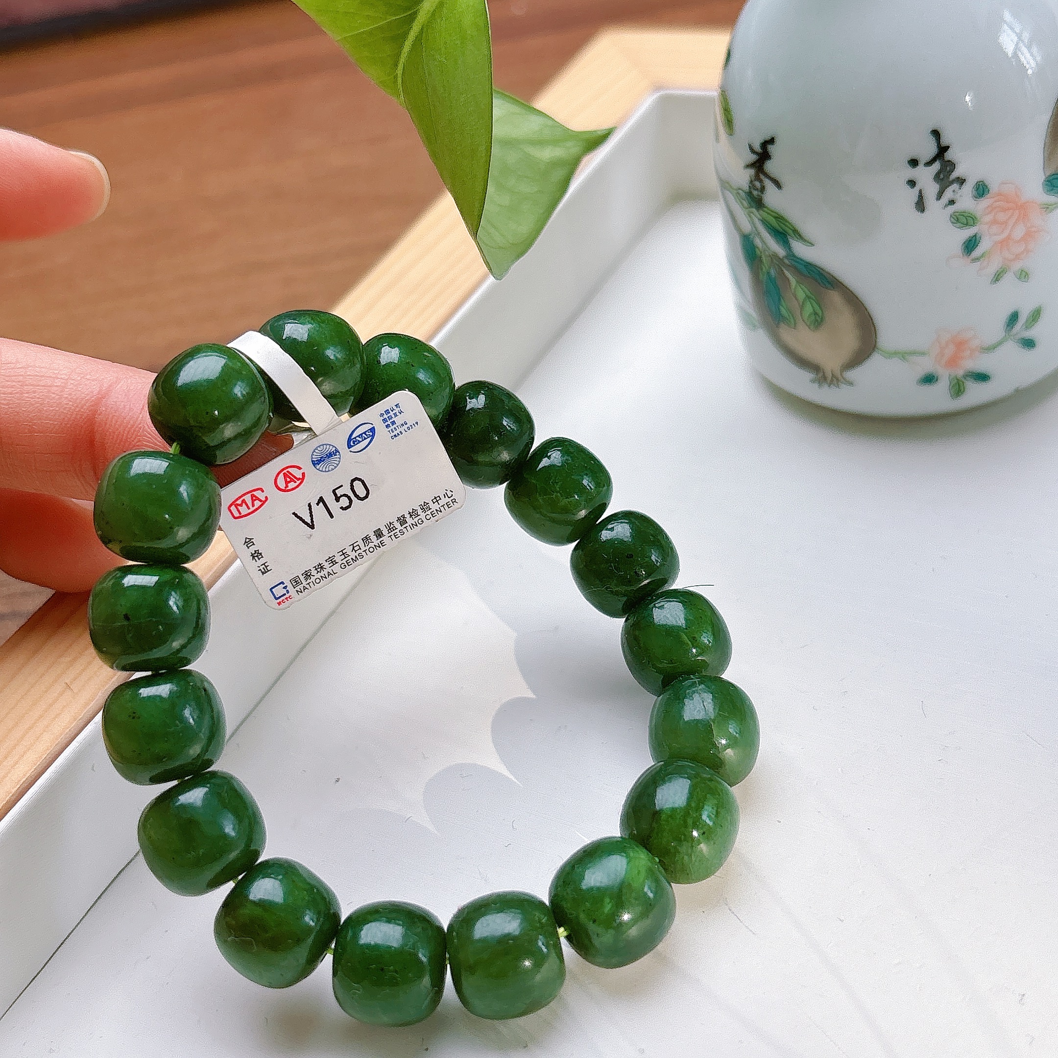 天然翡翠绿色V150老型珠手串