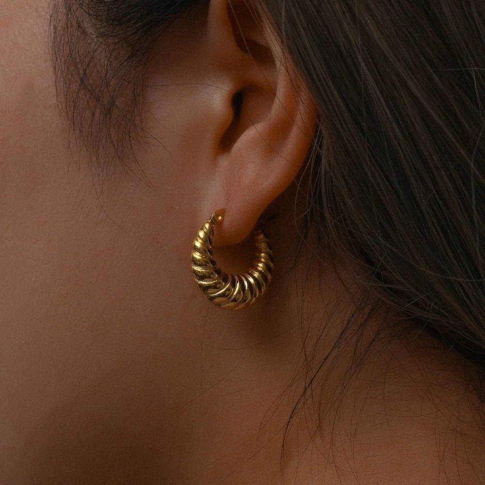 欧美时尚小众轻奢爆款耳圈饰品 不锈钢镀18K金扁牛角包耳环女