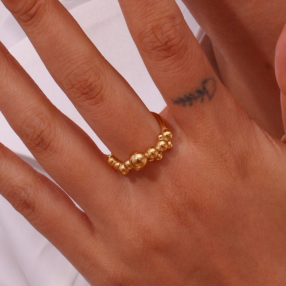 欧美时尚个性小众轻奢指环饰品不锈钢镀18K金色铸造V形珠子戒指女