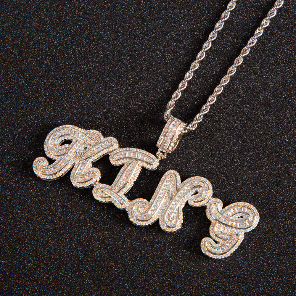 欧美潮流新款微镶锆石钻草书梯方字母吊坠英文字母项链嘻哈锁骨链