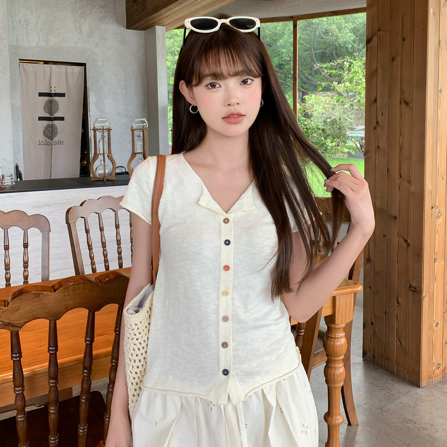 夏季杏色薄款设计感彩扣毛织衫女显瘦小众修身翻领针织复古上衣图片