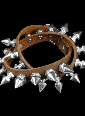 两圈棕柔软牛皮塑料宝塔铆钉手链