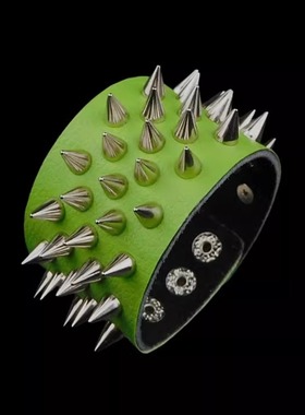 银色圆锥铆钉密集排列翠绿色柔软荔枝纹贴皮朋克手链饰品手镯手环