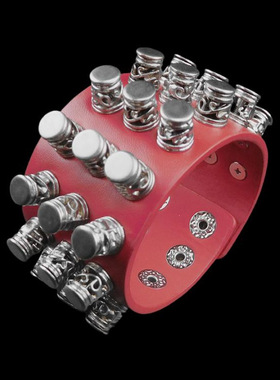 银灰色塑料工艺圆台大红色PU皮潮流风朋克柔软手链装饰品手镯手环