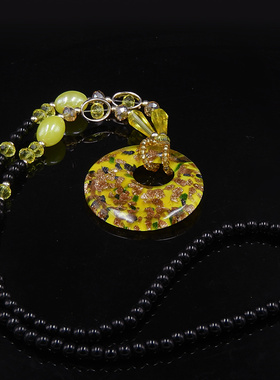 淡绿玻璃圆盘内嵌黄紫色碎金项链