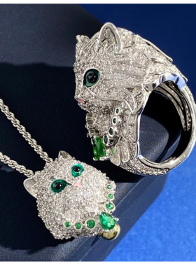 新款狸猫造型珠宝戒指璀璨钻光下的灵动精灵绿眼狸猫戒指项链套装