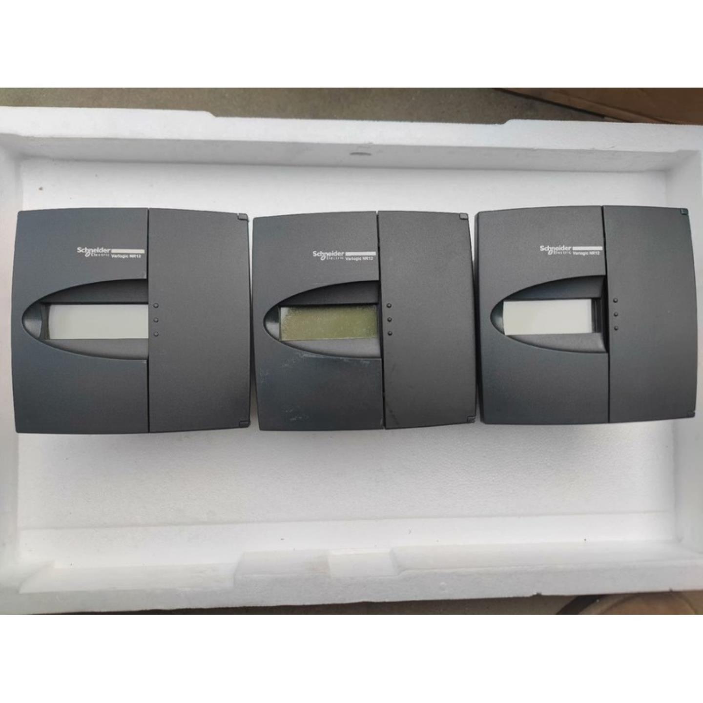功率因数控制器Varlogic NR12有3个