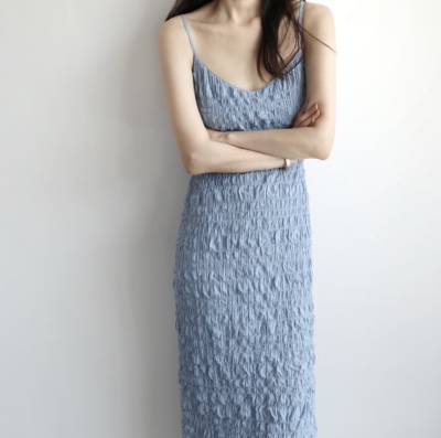 压皱天蓝色调节吊带连衣裙优雅