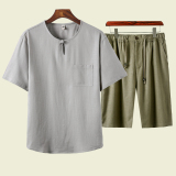 浅灰T恤+豆绿短裤