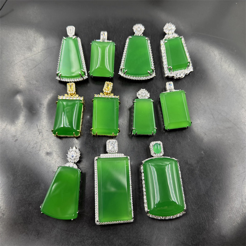 四海玉器 新款镶嵌阳绿色玉髓玛瑙无事牌吊坠 玛瑙平安牌 梯形牌