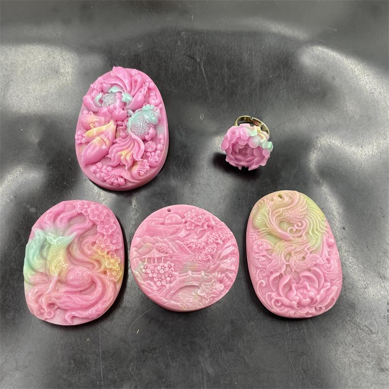 四海玉器 优化粉色仿桃花玉山水牌子 九尾狐 凤凰吊坠 金鱼毛衣链