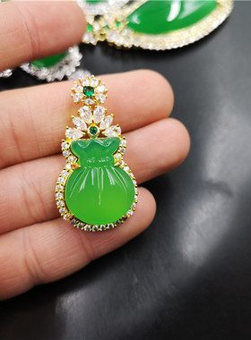 玉器镶嵌翠绿色玛瑙钱袋吊坠