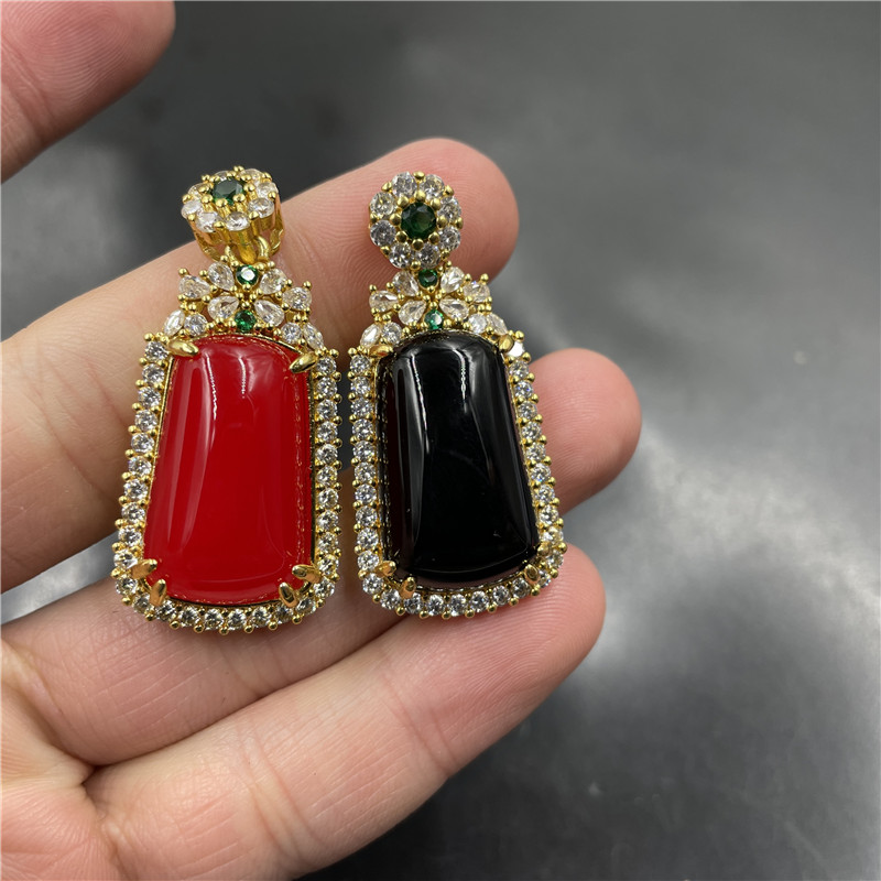 玉器镶嵌红玛瑙无事牌吊坠黑色