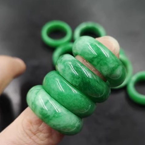 干青阳绿色翠玉戒指 男女款白底青翠绿色玉指环 戒圈 尾戒 跑环