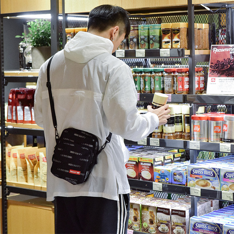 好物推荐人生得意须尽欢设计款文艺潮斜跨单肩包男防水B66-P25，鞋类箱包手腕包，星座1501