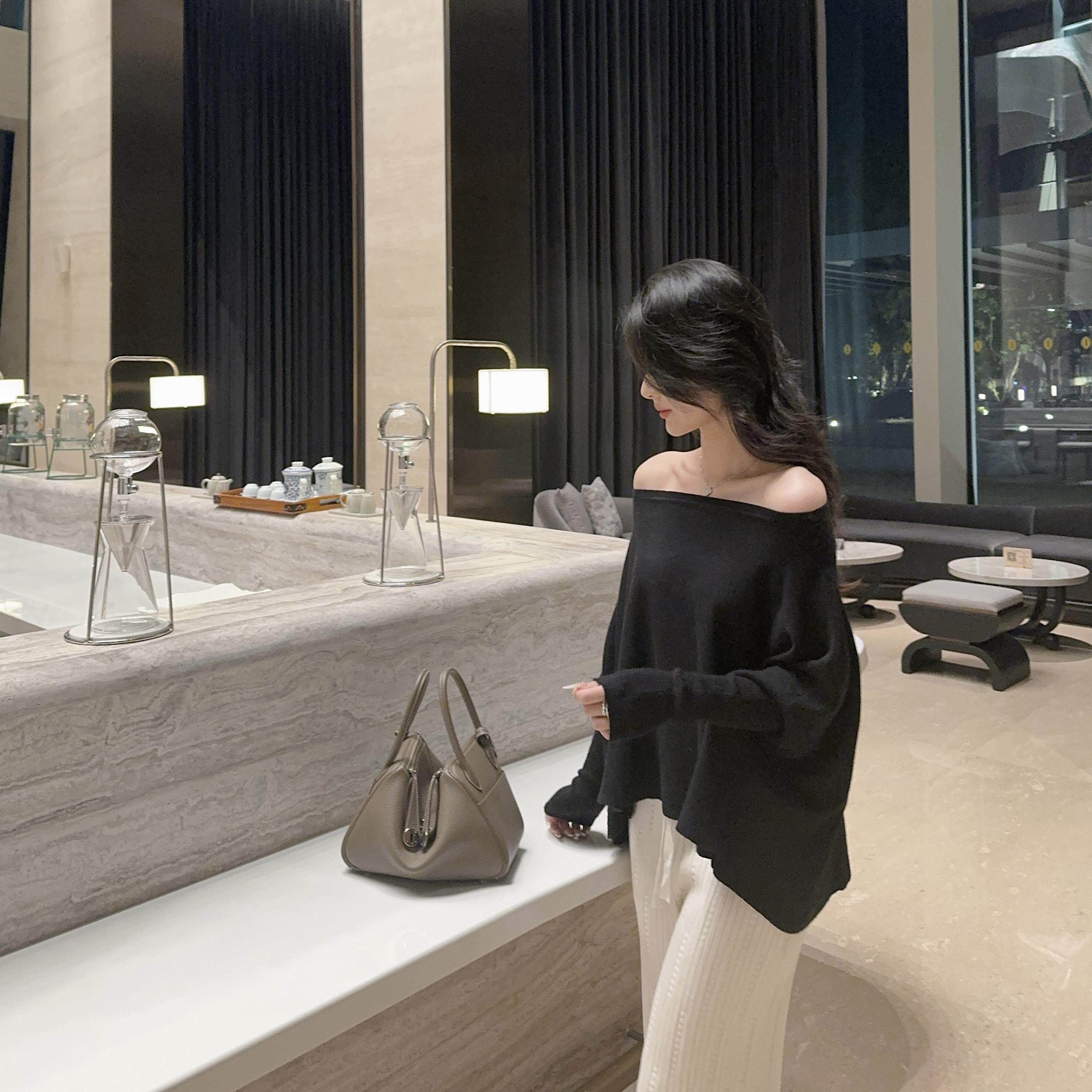 显瘦一字肩蝙蝠袖斗篷毛衣