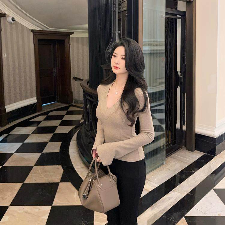 显瘦腰细v领内搭上衣喇叭袖